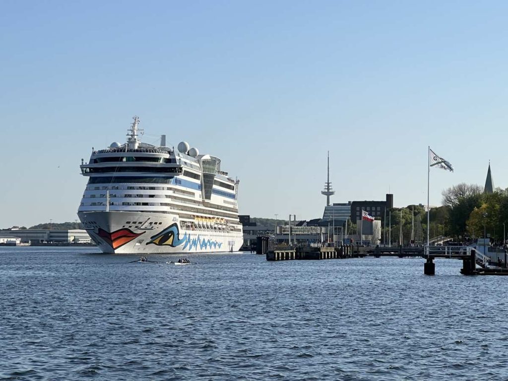 Kreuzfahrtschiff AIDAluna verlässt den Kieler Hafen Richtung Ostsee am