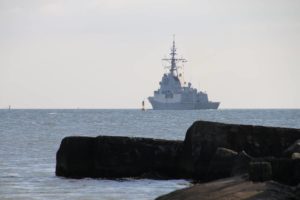 Marineschiff verlässt Kiel