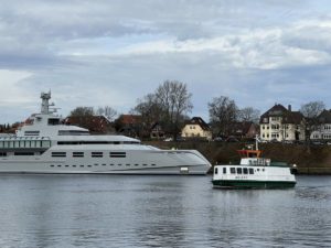 Adler I Nord-Ostsee-Kanal Fähre und Project 1601 Lürssen Megayacht