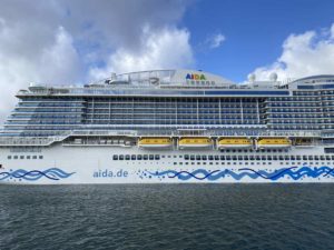 Kreuzfahrtschiff AIDAcosma in der Kieler Förde