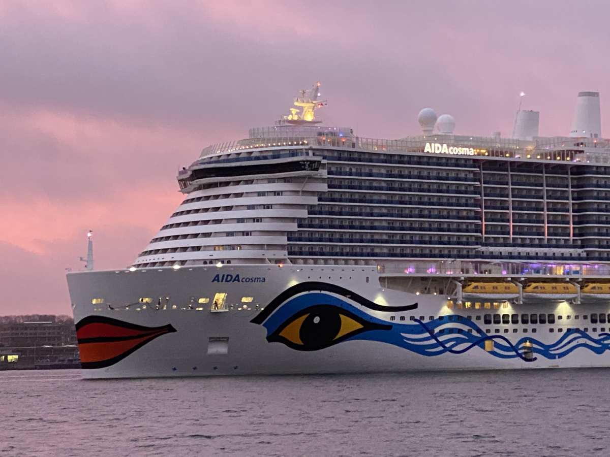 Kissing lips AIDAcosma cruise ship