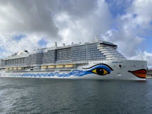 Kreuzfahrtschiff AIDAcosma Ostseekai Kiel