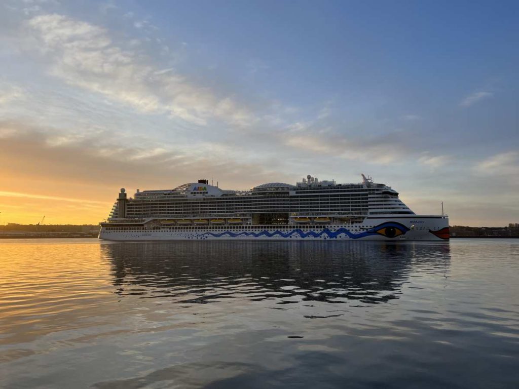 AIDAprima in Kiel on April 29, 2022: Arrival at the Ostseekai & leaving ...