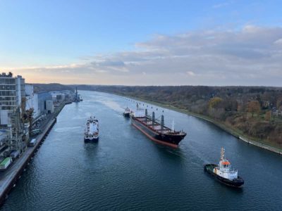 Aroyat Frachter mit Schlepper Nord-Ostsee-Kanal