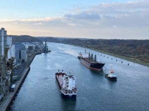 Aroyat Frachter mit Schlepper im Nord-Ostsee-Kanal