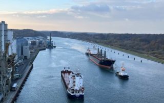 Aroyat Frachter mit Schlepper im Nord-Ostsee-Kanal