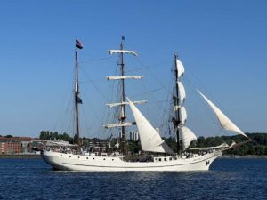 Segelschiff Artemis in der Kieler Förde