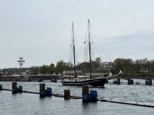 Catherina Segelschiff verlässt Schleuse in Holtenau