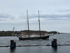 Catherina Segelschiff verlässt Nord-Ostsee-Kanal Schleuse Holtenau