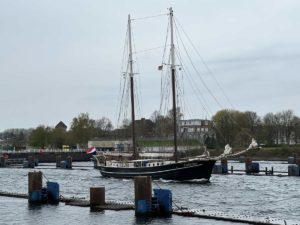 Catherina Segelschiff verlässt Kanalschleuse Kiel-Holtenau
