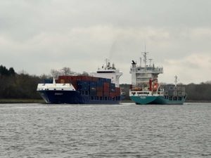 Containerschiffe Energy und Ragna im Nord-Ostsee-Kanal