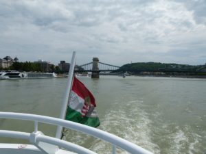 Donaufahrt in Budapest & Kettenbrücke in Hintergrund