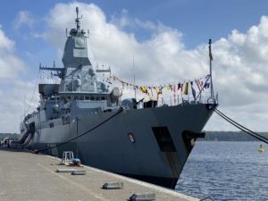 Fregatte Hamburg (F 220) in Kiel