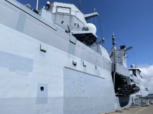 Fregatte Nordrhein-Westfalen (F 223) mit Beiboot