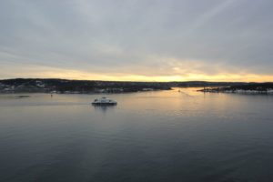 Fähre im Oslofjord Norwegen bei Sonnenuntergang