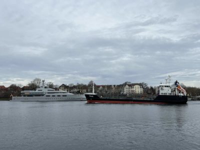 Finja Tanker und Project 1601 Megayacht Nord-Ostsee-Kanal