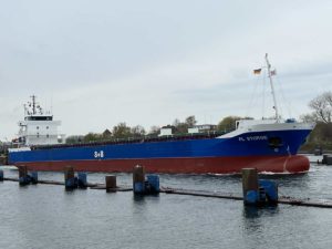 FL Storoe Frachtschiff verlässt Nord-Ostsee-Kanal Schleuse