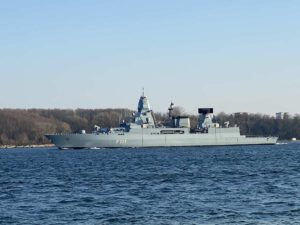 Fregatte F 221 Hessen in der Kieler Förde