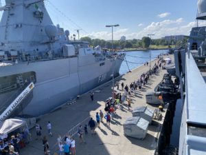 Fregatten Nordrhein-Westfalen (F 223) und Hamburg (F 220)