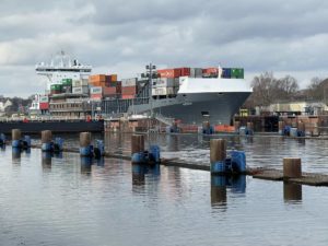 Gerda Containerschiff Nord-Ostsee-Kanal Schleuse
