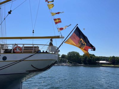 Gorch Fock Segelschulschiff Heck und Deutschlandflagge