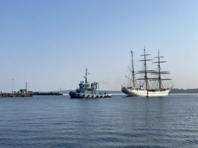 Tug Lütje Hörn (Y 812) pulls Gorch Fock to the berth at the naval base in Kiel
