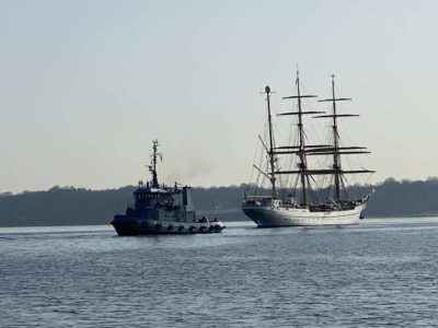 Gorch Fock Segelschulschiff und Schlepper Lütje Hörn (Y 812)
