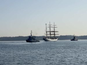 Segelschulschiff Gorch Fock mit zwei Schleppern