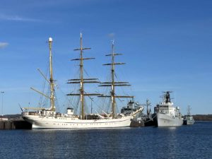 Gorch Fock und A 531 Nordkapp im Marinehafen Kiel