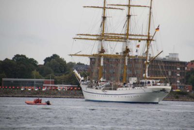 Gorch Fock turns in the Kiel Fjord