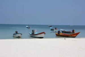 Motorboote & weißer Sandstrand Haad Rin Beach auf der thailändischen Insel Koh Phangan