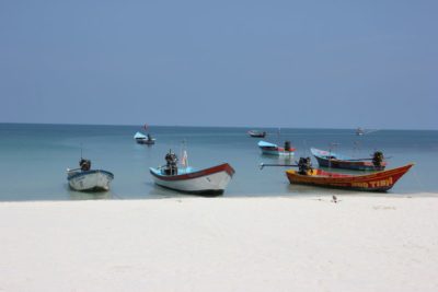 Motor boats & white sand Haad Rin Beach on the Thai island of Ko Phangan