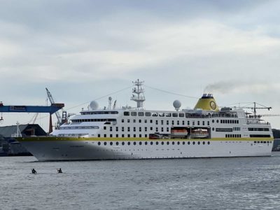 Kreuzfahrtschiff Hamburg in der Kieler Förde