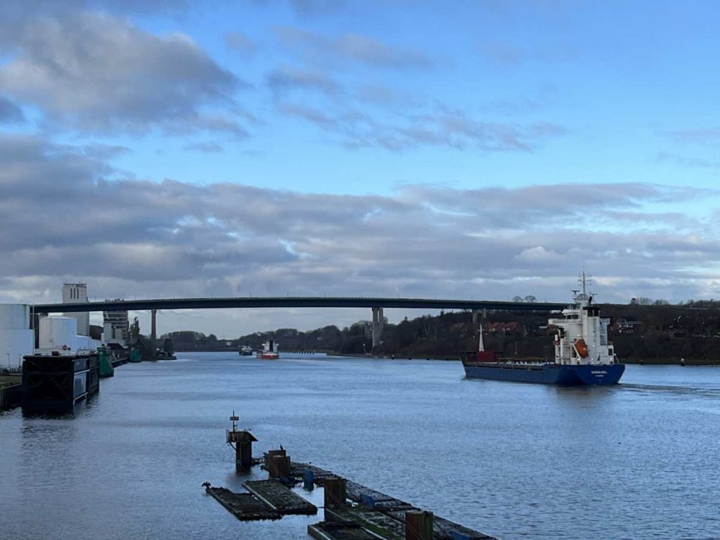 Nach Ölunfall Bei Brunsbüttel: Nord-Ostsee-Kanal Für Schiffsverkehr ...