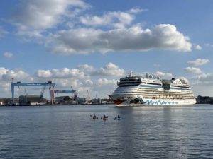 Kieler Förde AIDAluna Kreuzfahrtschiff verlässt Kiel 5.5.2022