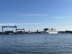 Kieler Förde AIDAluna Kreuzfahrtschiff verlässt Ostseekai