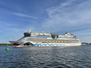Kieler Hafen AIDAbella verlässt Kiel 15.5.2022