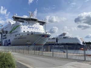 Kiel Stena Germanica und Color Line Fähre im Hafen