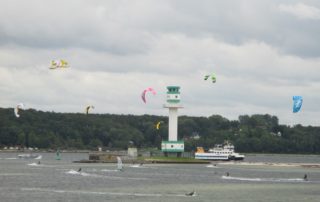 Kitesurfer am Friedrichsorter Leuchtturm und SFK Fähre in der Kieler Förde