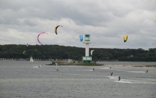 Kitesurfer am Friedrichsorter Leuchtturm
