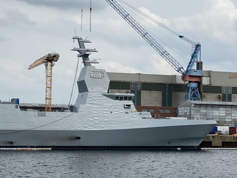 Israeli corvette in the TKMS shipyard in Kiel | ShipspottingMag.com