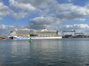 Kreuzfahrtschiff AIDAprima Kieler Förde 5.5.2022