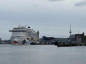 Kreuzfahrtschiff AIDAprima Ostseekai Kiel