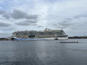 Kreuzfahrtschiff AIDAprima verlässt Kiel am 29.4.2022