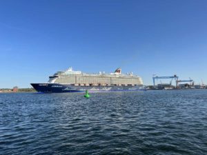 Kreutfahrtschiff Mein Schiff 4 verlässt Kieler Hafen 9.5.2022