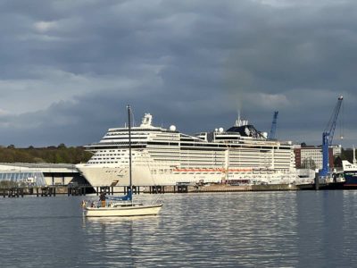 Kreuzfahrtschiff MSC Preziosa verlässt Kiel 1.5.2022
