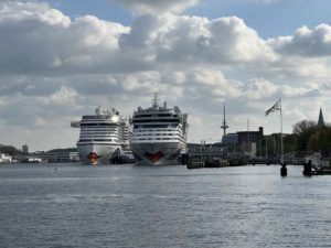 2 Kreuzfahrtschiffe AIDA Cruises am Ostseekai Kiel