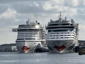 Kreuzfahrtschiffe AIDAprima und AIDAluna Ostseekai Kiel