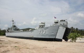 Altes Kriegsschiff 713 auf Koh Phangan in Thailand am Hafen von Thong Sala