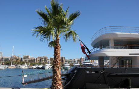 Marina Port Vell Yachthafen Marina Port Vell Barcelona Motoryachten liegen im Yachthafen
